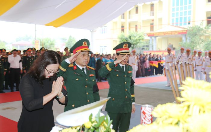 Các đồng chí lãnh đạo Quân khu 2 và lãnh đạo tỉnh Lào Cai dâng hương tưởng niệm các liệt sĩ.