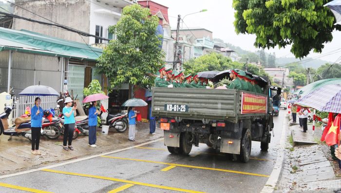 Người dân đứng hai bên đường bày tỏ tiếc thương, tiễn đưa các liệt sĩ.