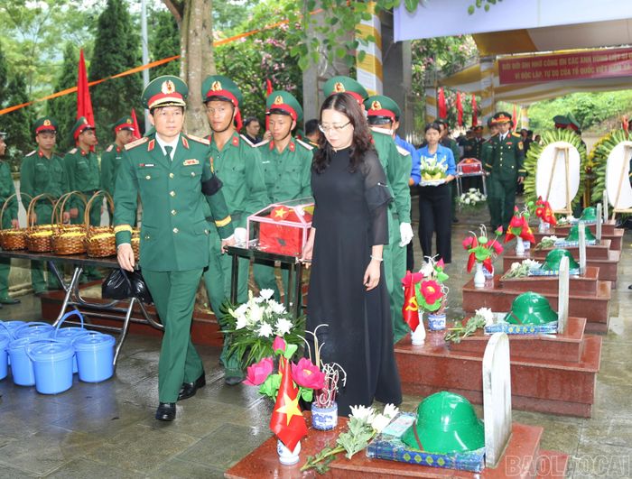 Thiếu tướng Nguyễn Hồng Thái - Phó Chính ủy Quân khu 2 và đồng chí Giàng Thị Dung - Phó Bí thư Tỉnh ủy Lào Cai tiễn đưa liệt sĩ về với đất mẹ.
