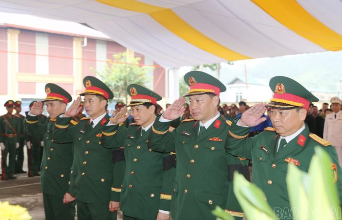 Đoàn công tác Quân khu 2 dành phút mặc niệm tưởng nhớ các liệt sĩ.