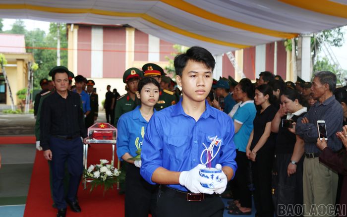 Đoàn viên, thanh niên xã Bát Xát tham gia đưa các anh về với đất mẹ.