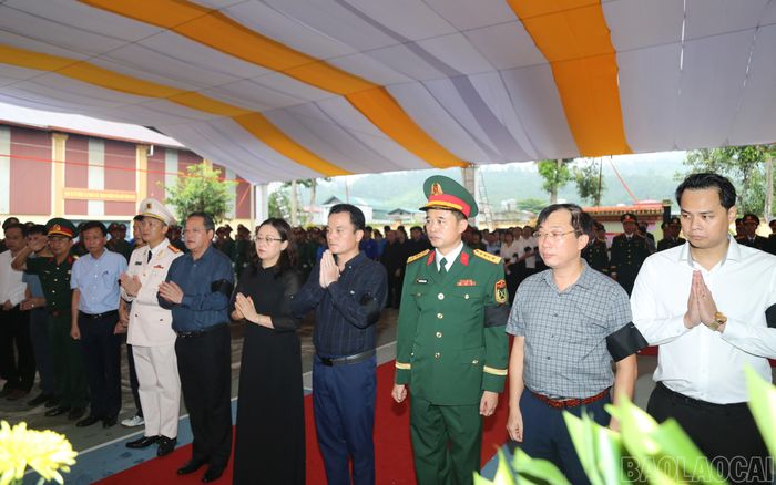 Đoàn đại biểu tỉnh Lào Cai dâng hương, dành phút mặc niệm trước anh linh các liệt sĩ.