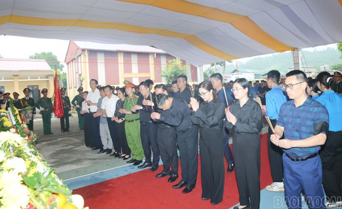 Đoàn đại biểu Đảng ủy - HĐND - UBND - Ủy ban MTTQ Việt Nam xã Bát Xát kính cẩn trước anh linh các liệt sĩ.