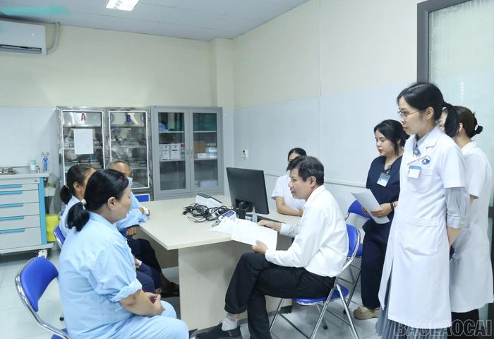 TS.BS Nguyễn Hữu Dũng, Phó Giám đốc Trung Tâm Thận - Tiết niệu và Lọc máu, Bệnh viện Bạch Mai thăm khám cho bệnh nhân suy thận.