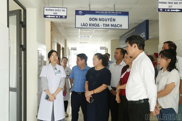 Các đại biểu tham quan khu vực vận hành hệ thống lọc máu và khoa, phòng của Bệnh viện Nội tiết tỉnh.