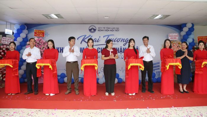 Đại biểu cắt băng khai trương khu lọc máu - thận nhân tạo Bệnh viện Nội tiết tỉnh.