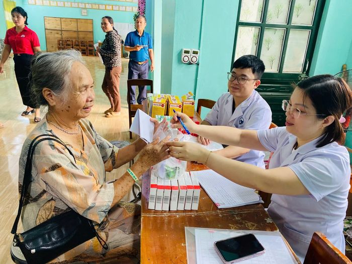 Cấp phát thuốc miễn phí cho người dân.