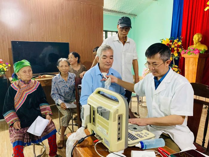 Khám bệnh miễn phí cho người dân tại chương trình.