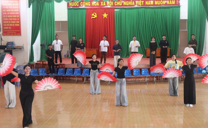 Đoàn nghệ thuật quần chúng tập luyện chuẩn bị tham gia hội diễn tại Khánh Hòa