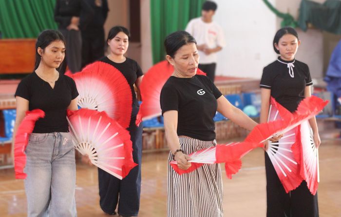 Đội văn nghệ đang tích cực luyện tập