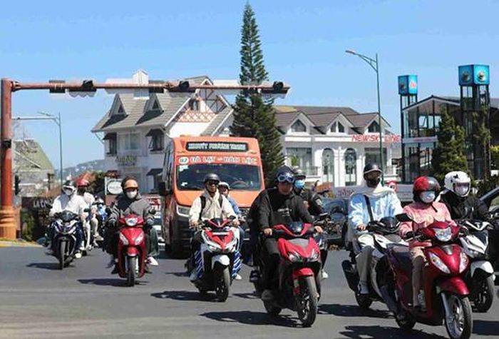 Người dân và du khách lưu thông trên một tuyến đường du lịch Đà Lạt.. Ảnh: P. khánh
