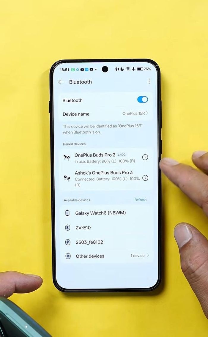 Màn hình cài đặt Bluetooth trên OnePlus 15R hiển thị hai cặp tai nghe OnePlus Buds đang kết nối đồng thời, minh họa tính năng âm thanh kép mới.