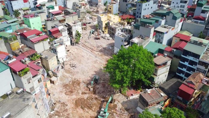Mặc dù trên tuyến còn một số nhà dân nhưng việc phá dỡ thông đang cho thấy tín hiệu tích cực tại dự án này.