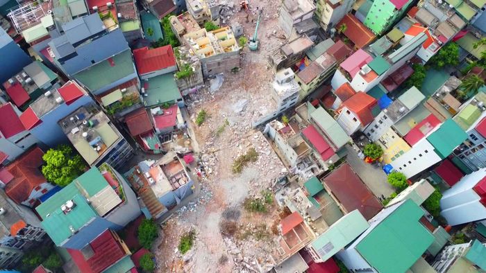 Đoạn tuyến Vũ Phạm Hàm – Trần Duy Hưng có chiều dài khoảng 600 m, mặt cắt ngang rộng 40 m.