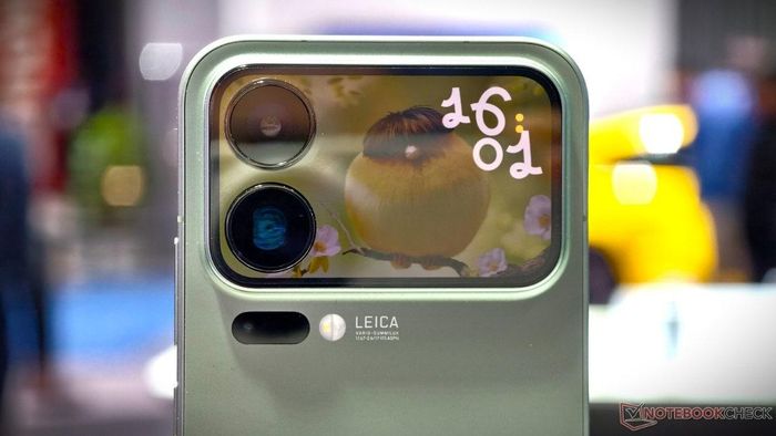 Màn hình phụ được tích hợp ngay trên cụm camera là điểm mà người dùng quốc tế mong chờ
