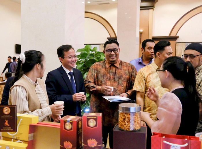Các doanh nghiệp từ Malaysia tham quan các mặt hàng nông sản Lâm Đồng