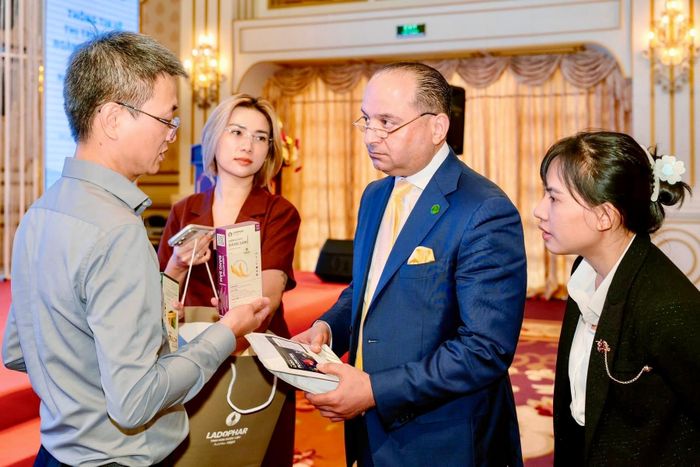 Doanh nghiệp Lâm Đồng giới thiệu sản phẩm với Ngài Thamer Mohammed A. Algosaibi, Đại sứ Đặc mệnh toàn quyền Vương quốc Ả Rập Xê Út tại Việt Nam