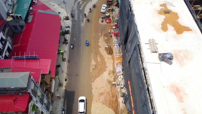 Hiện, công nhân đang khẩn trương hoàn thiện những hạng mục còn lại để kịp tiến độ thông tuyến trong thời gian tới.