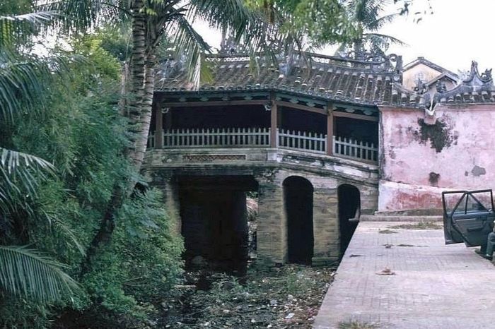 Chùa Cầu những năm 90. Ảnh: Hans-Peter Grumpe