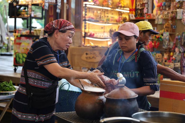 Người dân địa phương gìn giữ và truyền dạy kinh nghiệm chế biến các món ăn truyền thống cho thế hệ trẻ