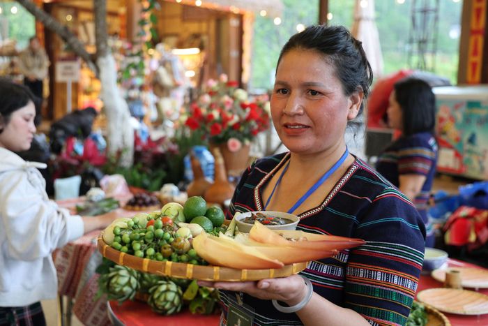 Chị Liêng Jrang K’ Sáu, xã Lạc Dương, tỉnh Lâm Đồng giới thiệu những nguyên liệu đặc trưng và món ăn truyền thống của đồng bào K’ho đến du khách