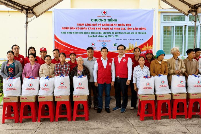 Ban Tổ chức trao quà cho 500 người dân có hoàn cảnh khó khăn trên địa bàn xã Ninh Gia