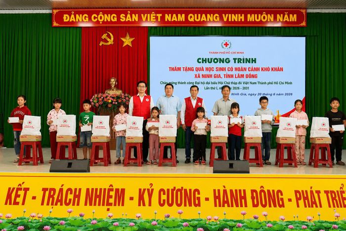 Ban Tổ chức trao 300 phần quà cho học sinh có hoàn cảnh khó khăn trên địa bàn xã Ninh Gia