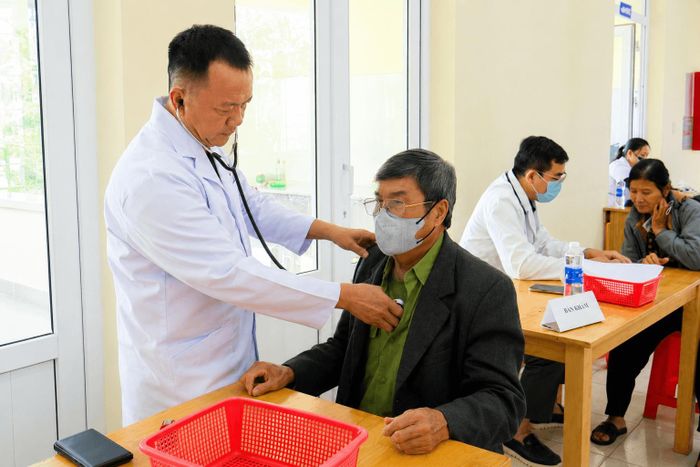 Y, bác sĩ Bệnh viện Hùng Vương (TP. Hồ Chí Minh) khám, tư vấn sức khỏe cho người dân có hoàn cảnh khó khăn tại Trung tâm Y tế xã Ninh Gia