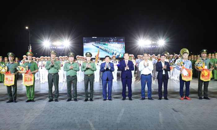 Tặng hoa và cờ lưu niệm cho các đơn vị tham gia hội thao