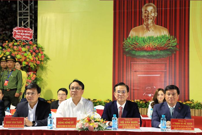 Các đồng chí lãnh đạo tỉnh Lâm Đồng tham dự lễ khai mạc