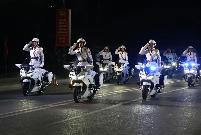 Biểu diễn kỹ thuật điều khiển mô tô dẫn đoàn