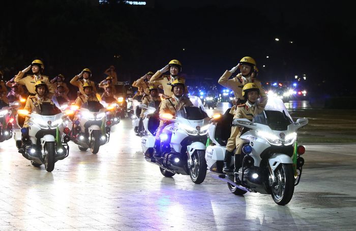 Biểu diễn kỹ thuật điều khiển mô tô dẫn đoàn