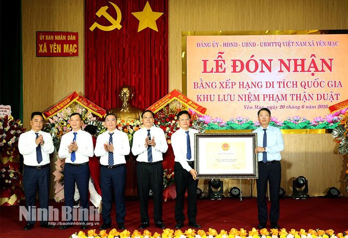 Đồng chí Trần Song Tùng, Ủy viên Ban Thường vụ Tỉnh ủy, Phó Chủ tịch Thường trực UBND tỉnh trao Bằng xếp hạng Di tích quốc gia Khu lưu niệm Phạm Thận Duật cho xã Yên Mạc.