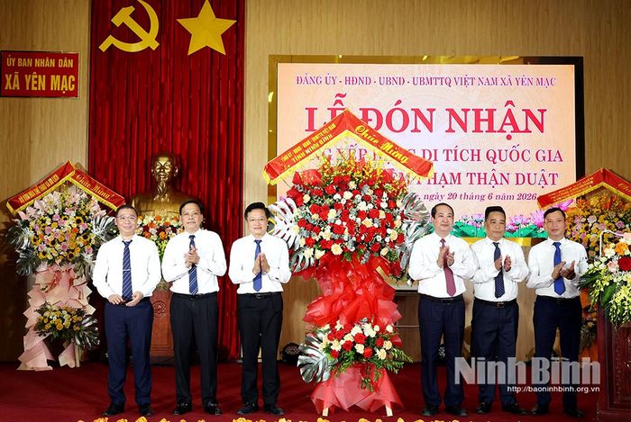 Đồng chí Mai Văn Tuất, Phó Bí thư Tỉnh ủy, Trưởng Đoàn đại biểu Quốc hội tỉnh tặng hoa chúc mừng Đảng bộ, chính quyền xã Yên Mạc, dòng họ Phạm và nhân dân địa phương.