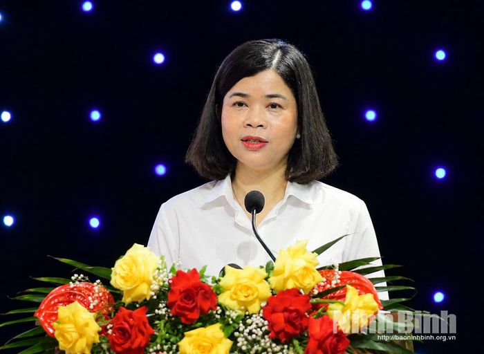 Đồng chí Phạm Thị Thu Hằng, Ủy viên Ban Thường vụ Tỉnh ủy, Giám đốc Báo và phát thanh, truyền hình Ninh Bình phát biểu tại buổi gặp mặt.