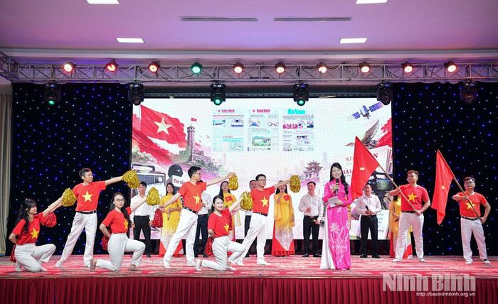 Tiết mục văn nghệ tại chương trình buổi gặp mặt.