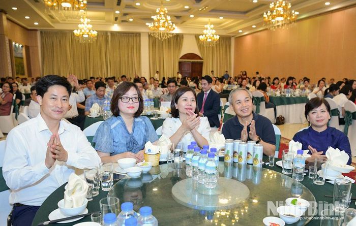 Các đại biểu dự buổi gặp mặt.