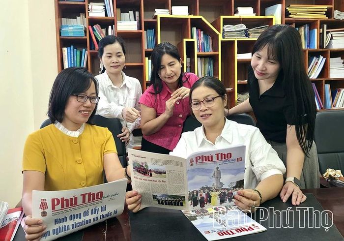 Phóng viên Báo và Phát thanh, Truyền hình Phú Thọ duy trì việc đọc báo mỗi ngày để cập nhật thông tin và trao đổi nghiệp vụ.