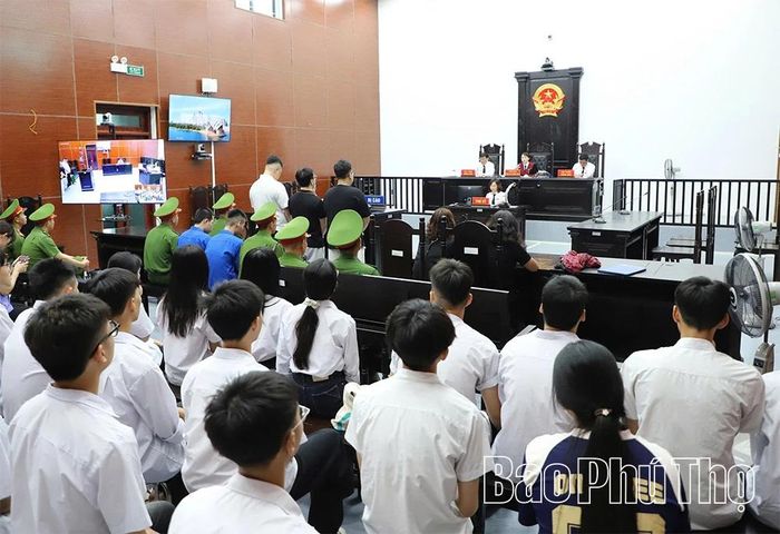 Các em học sinh tham dự phiên tòa được tuyên truyền phổ biến, giáo dục pháp luật về tác hại của thuốc lá điện tử.