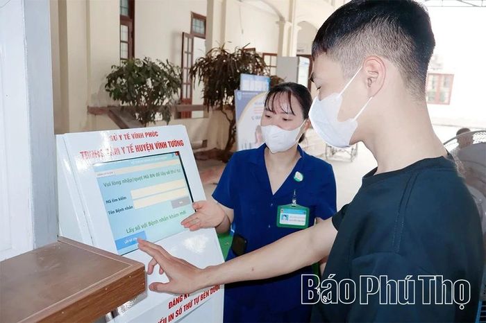 Hướng dẫn người dân đăng ký khám chữa bệnh tại Trung tâm Y tế khu vực Vĩnh Tường.
