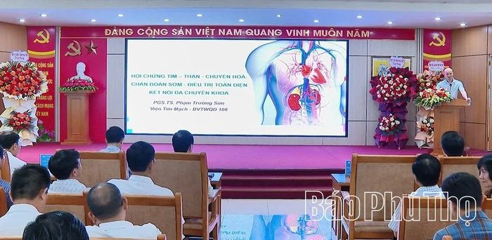 PGS.TS.BS Phạm Trường Sơn - Viện trưởng Viện Tim mạch, Bệnh viện Trung ương Quân đội 108 trình bày báo cáo khoa học tại hội thảo.