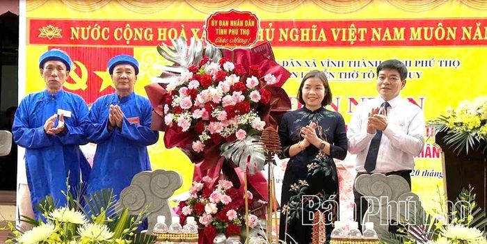 Phó Chủ tịch UBND tỉnh Phùng Thị Kim Nga tặng hoa chúc mừng địa phương.