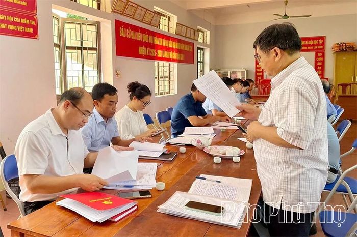 Thường trực Đảng ủy xã Cao Dương trực tiếp đi cơ sở, lắng nghe ý kiến đảng viên, Nhân dân tại thôn Trung Báo.