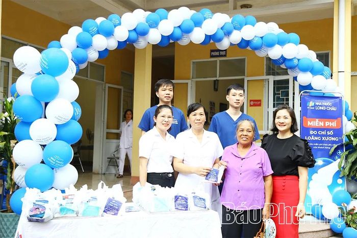 Cán bộ Trạm y tế phường Hòa Bình cấp phát thuốc miễn phí tại Chiến dịch chăm sóc sức khỏe sinh sản, kế hoạch hóa gia đình, nâng cao chất lượng dân số kết hợp khám sức khỏe cho toàn dân, tư vấn sức khỏe tại Điểm y tế Thịnh Lang.