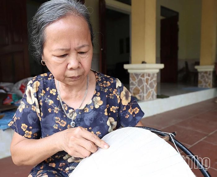 Bà Triệu Thị Vân - một trong những người có hơn 60 năm gắn bó với nghề làm nón truyền thống