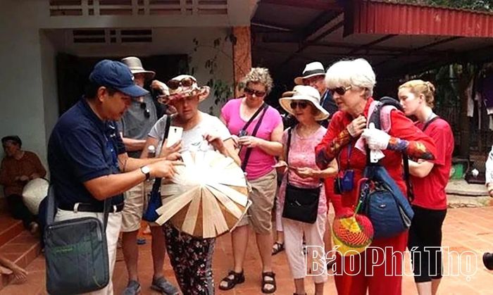 Du khách quốc tế bày tỏ sự thích thú khi được tham quan, trải nghiệm nghề làm nón Gia Thanh. Ảnh tư liệu