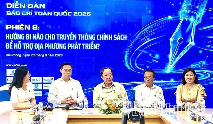 Đồng chí Nguyễn Thị Tuyết Chinh - Phó Chủ tịch Hội Nhà báo tỉnh, Phó Giám đốc Báo và phát thanh, truyền hình Phú Thọ (ngoài cùng bên phải) tham gia phiên thảo luận “Hướng đi nào cho truyền thông chính sách để hỗ trợ địa phương phát triển” với vai trò diễn giả.