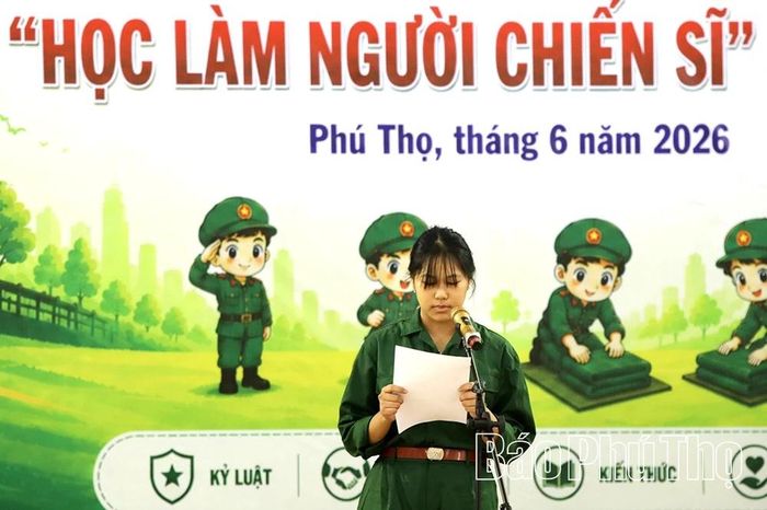 Đại diện Ban tổ chức, Trung đoàn Tên lửa 250 và học sinh phát biểu tại chương trình.