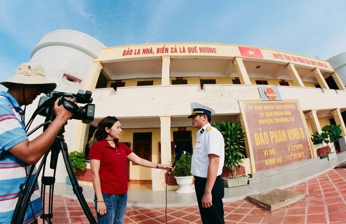 Nhà báo Nguyễn Thị Việt Thanh và đồng nghiệp tác nghiệp tại đảo Phan Vinh B, năm 2019 - Ảnh: NVCC