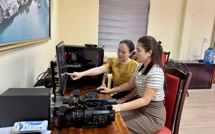 Chị Nguyễn Thị Thúy Quỳnh (bên phải), Trung tâm Dịch vụ tổng hợp xã Đồng Lê, cùng đồng nghiệp thực hiện công tác hậu kỳ - Ảnh: H.N